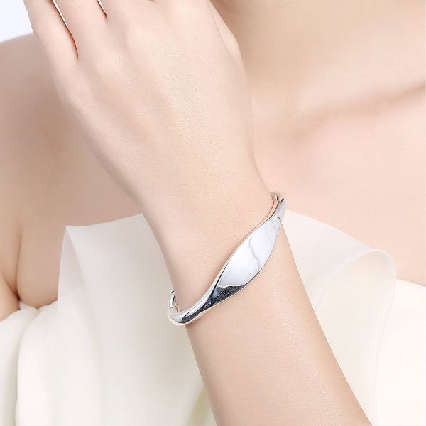 Flat C-shaped bracelets for women - Image 3